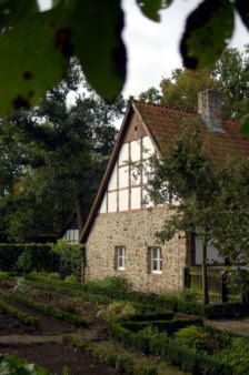 Bauerngarten mit Rückseite Heimathaus