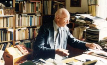 Josef Pieper am Schreibtisch