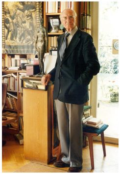 Portrait von Josef Pieper vor Büchern