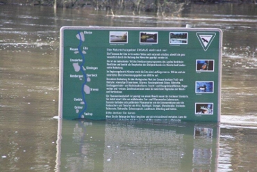 Schild vom Wasser eingeschlossen